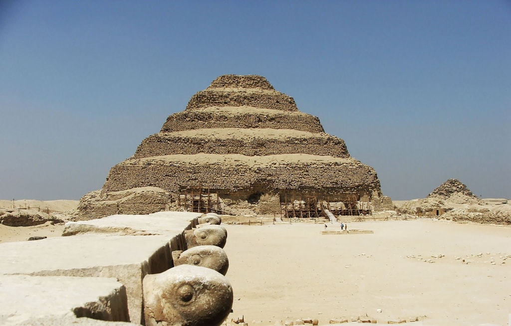 Piramide a gradoni di Djoser nella necropoli di Saqqara, il più antico complesso monumentale dell'antico Egitto.
